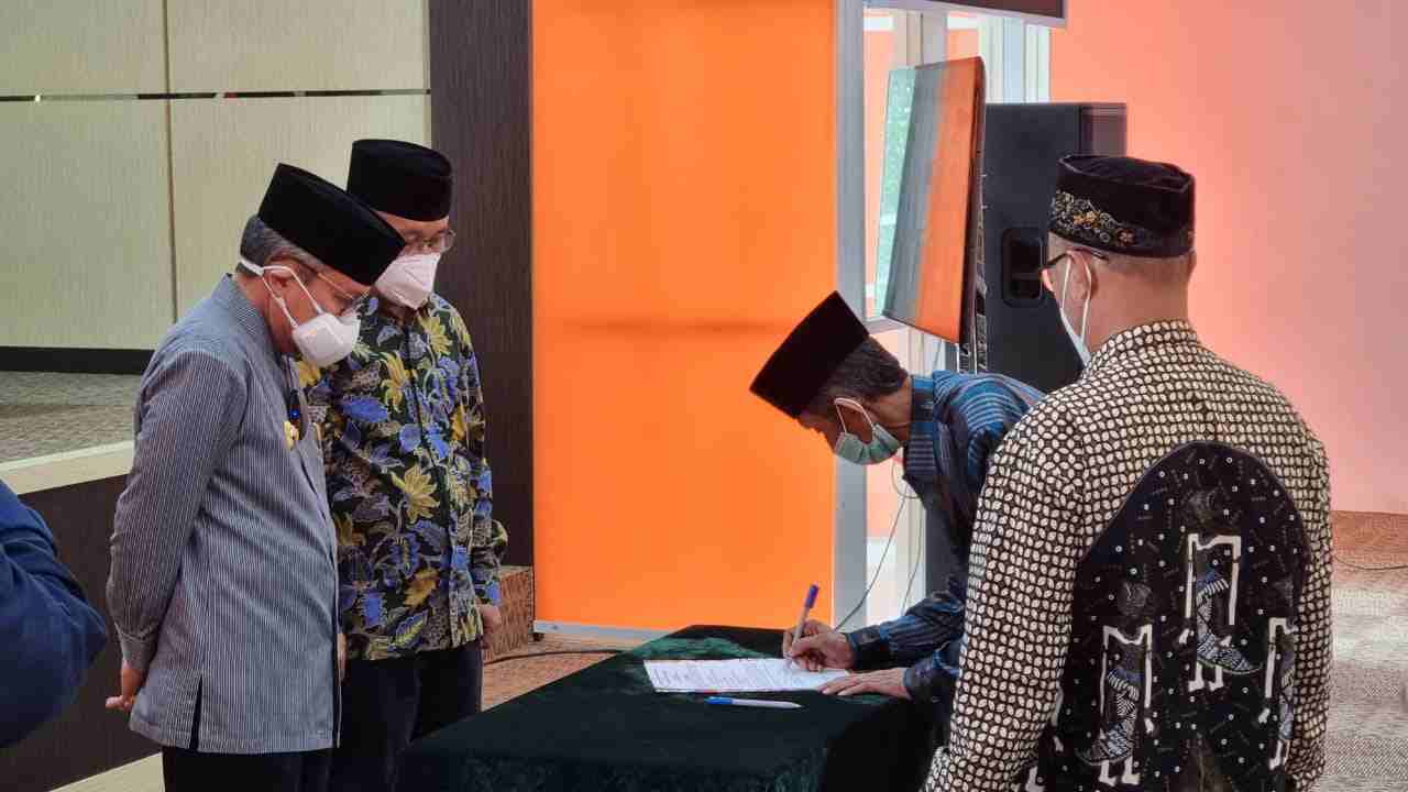 Walikota Parepare Taufan Bersama Ketua ICMI Sulsel Prof Arismunadar daat pelantikan pengurus ICMI Parepare, Sabtu 3 Juli 2021. (Ist)