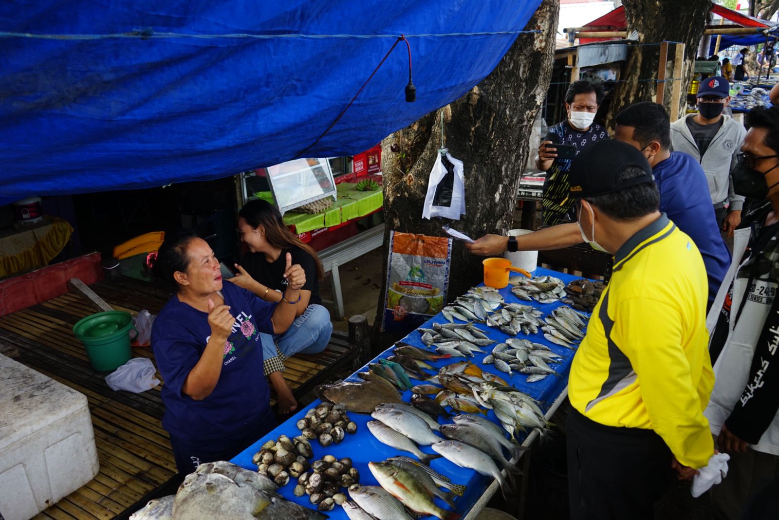Walikota Parepare Taufan Pawe memborong ikan pedagang singgah di kawasan Cempae di sela aktivitas bersepeda pagi, Minggu 22 Agustus 2021. (Ist)