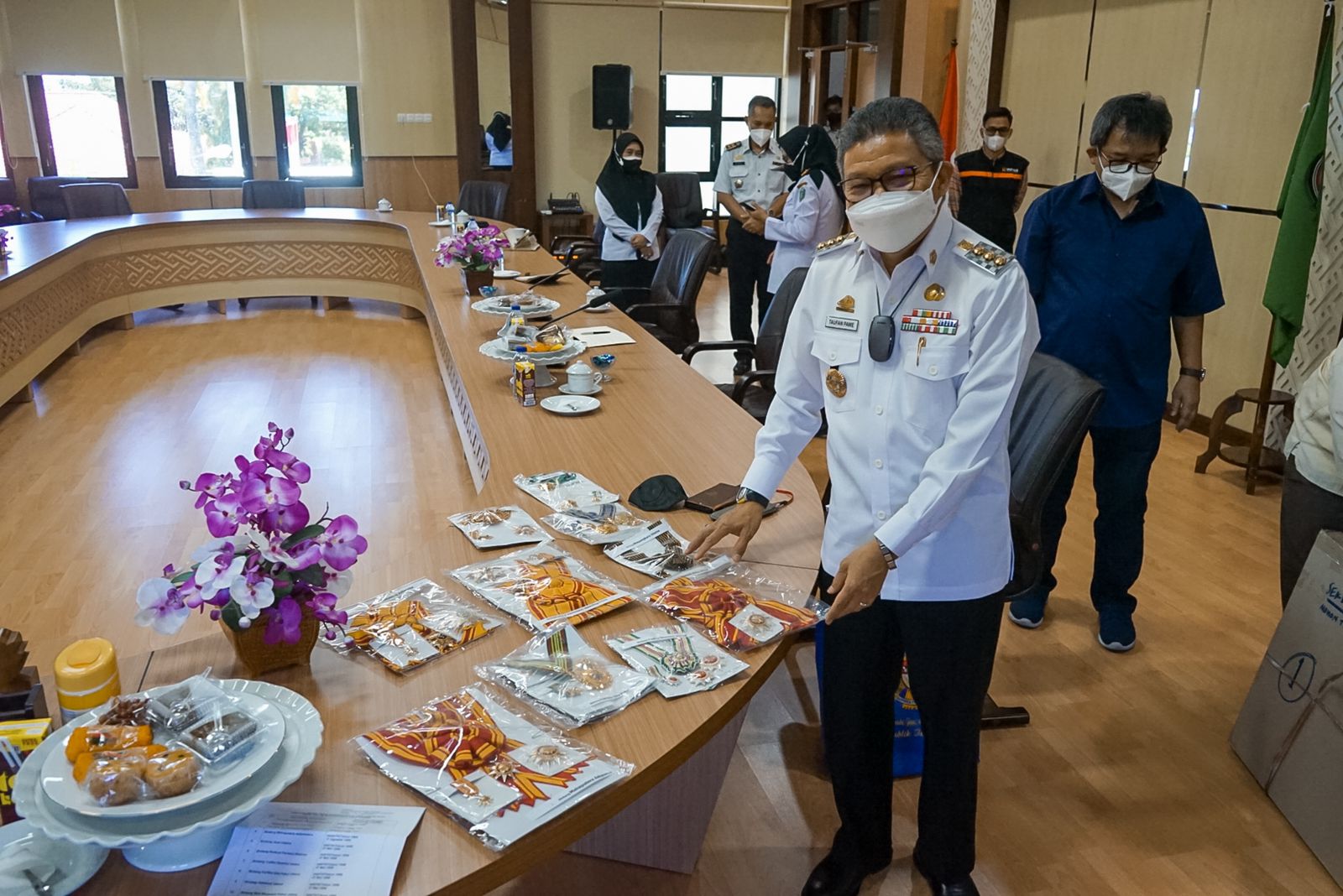 Walikota Parepare Taufan Pawe memperlihatkan penghargaan BJ Habibie yang akan disimpan di Moseum Teknologi BJ Habibie, Rabu 8 September 2021. (Ist)