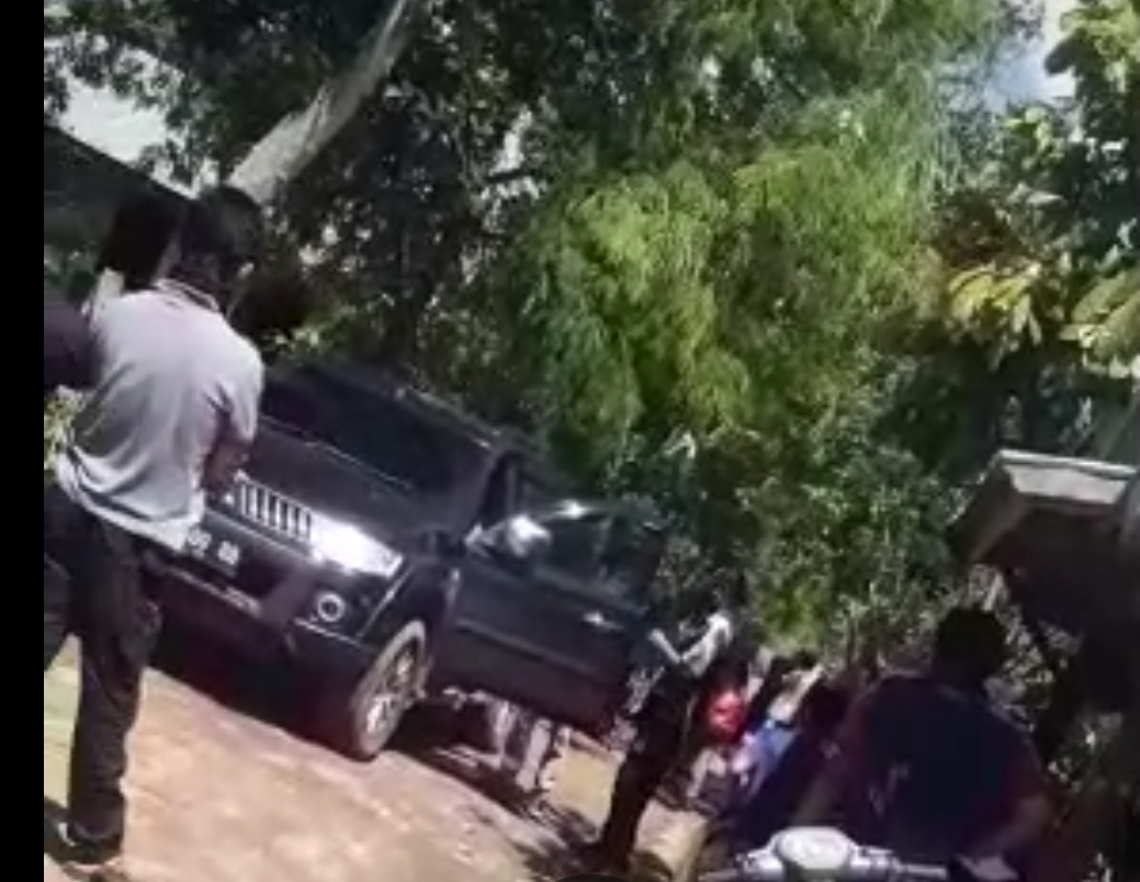 Warga memeriksa sebuah mobil yang diduga membawa sembako dan amplop siap edar di Cenrana, Maros, Senin 7 Desember 2020. (Ist)