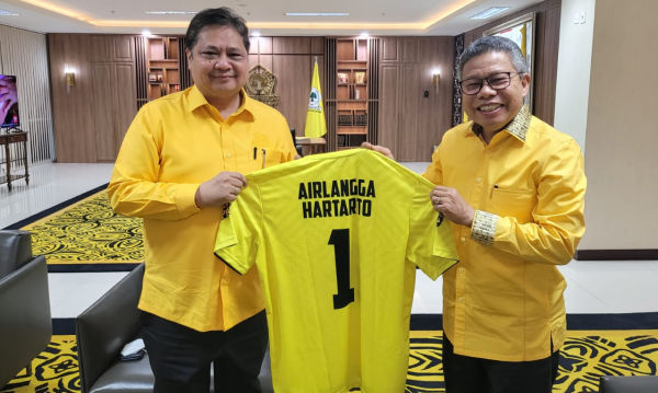 Ketua Umum Partau Golkar Airlangga Hartarto bersama Ketua DPD Golkar Sulsel Taufan Pawe beberapa waktu lalu. (Ist)