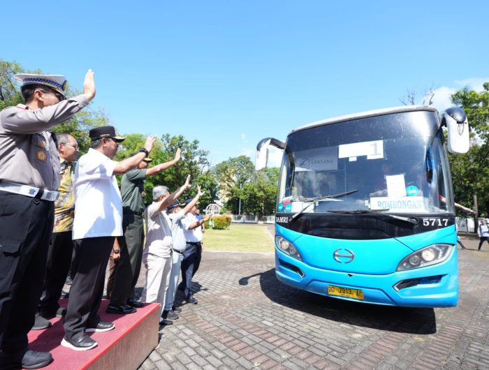 Pj Gubernur Sulsel Bachtiar Baharuddin melepas peserta mudik gratis, Sabtu 6 April 2024. (Ist)