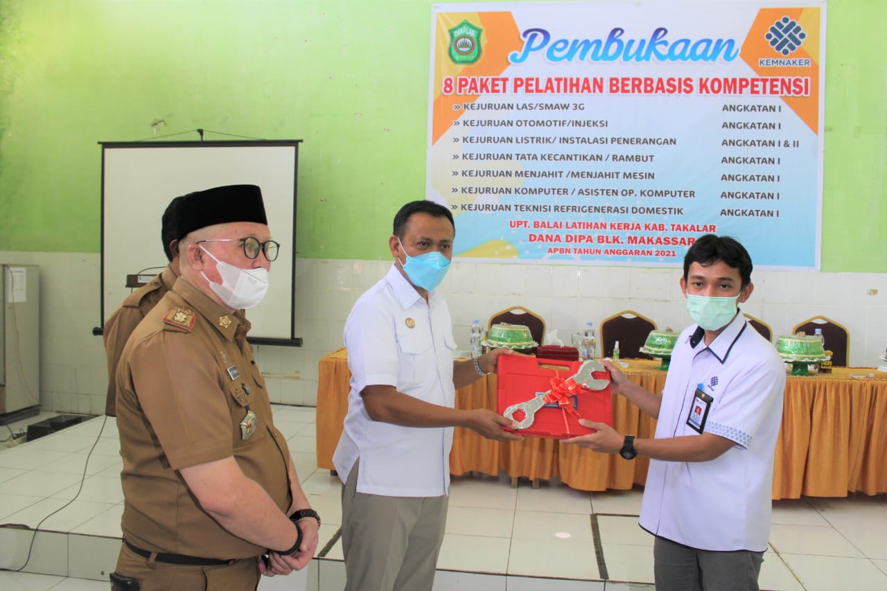 Bupati Takalar Syamsari Kitta memberikan bantuan peralatan di BLK Takalar, Senin 22 Maret 2021. (Ist)