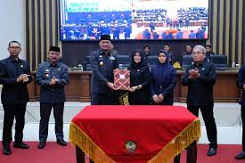 Bupati Gowa, Adnan Purichta Ichsan bersama pimpinan DPRD Gowa, Andi Tenri Indah, usai menandatangani dokumen pengesahan APBD 2024. (Ist)