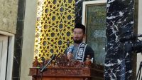 Anggota DPRD Kota Makassar, Andi Hadi Ibrahim Baso saat menyampaikan ceramah pada peringatan Isra Mikraj di Masjid Darul Muflihin NTI, Senin (27/1/2025). (INT)