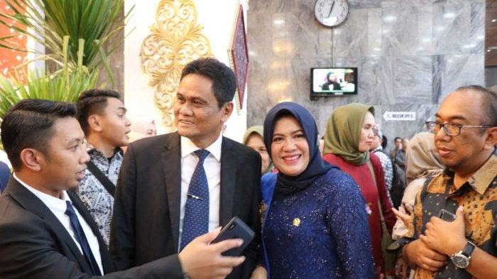 Bupati Barru Suardi Saleh bersama istrinya Hasnah Syam di sebuah acara beberapa waktu lalu. (Int)