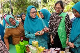 Pj Ketua TP PKK Sulsel Ninuk Triyanti Zudan resmikan Taman Herbal Makassar. (Ist)