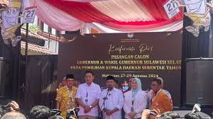 Andi Sudirman Sulaiman-Fatmawati Rusdi (Andalan Hati) mendaftar sebagai calon gubernur dan calon wakil gubernur ke KPU Sulsel, Jalan AP Pettarani, Makassar, Kamis (29/08/2024). Foto: Istimewa