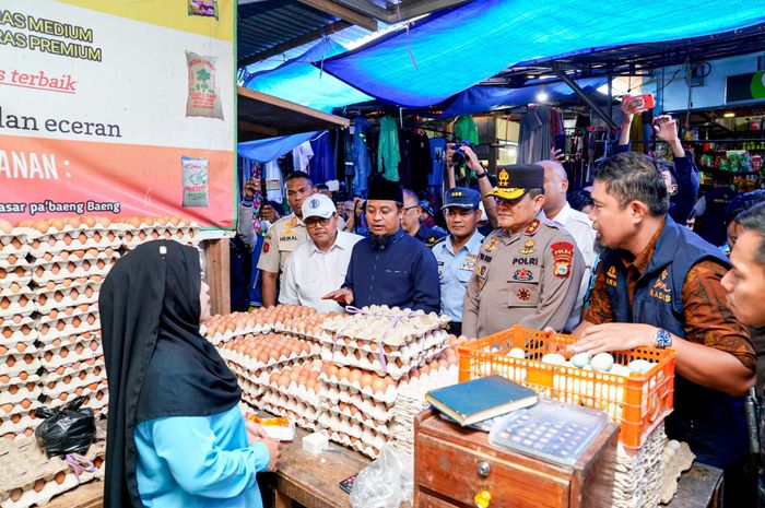 Pj Gubernur Sulsel Bahtiar Baharuddin meninjau kondisi harga di beberapa pasar di Makassar, Rabu 27 September 2023. (Ist,)