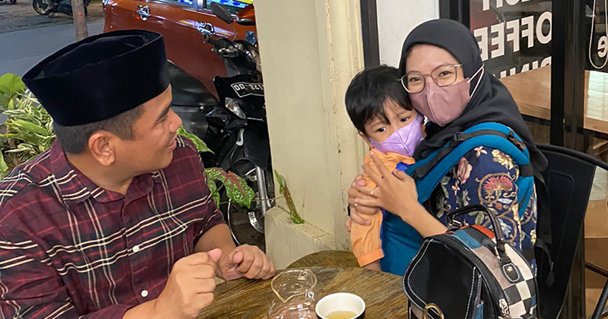 ini Ketua Komisi E Rahman Pina menemui orangtua disabilitas yang menerebos Paspampres saat Jokowi ke Makassar pekan lalu. (Ist,)