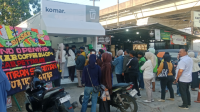Pengunjung mengular saat grand opening kedai kopi Komar di jalan AP Pettarani, Makassar, Senin 8 Juni 2026. (Ist)