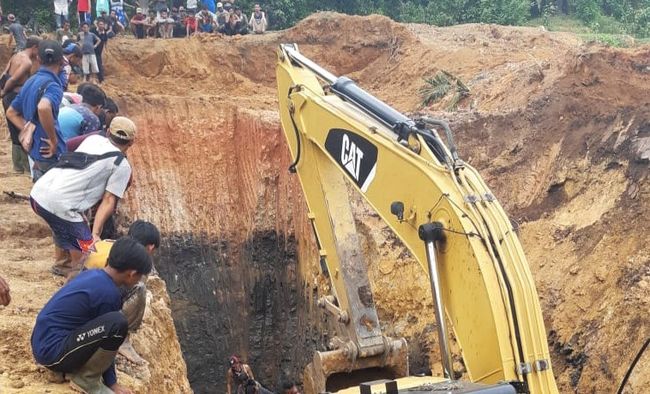 Momentum evakuasi 11 pekerja tambang yang tertimbun longsoran tanah di Muara Enim, Sumatera Selatan, Rabu 21 Oktober 2020. (Int) Momentum evakuasi 11 pekerja tambang yang tertimbun longsoran tanah di Muara Enim, Sumatera Selatan, Rabu 21 Oktober 2020. (Int)