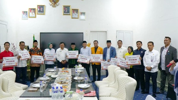 penyerahan-bantuan-keuangan-parpol-dan-penandatanganan-nphd-di-rumah-jabatan-bupati-takalar-jumat-14112025-1763172696803_169