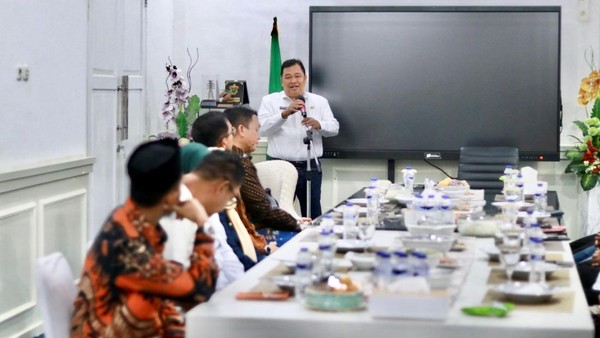 penyerahan-bantuan-keuangan-parpol-dan-penandatanganan-nphd-di-rumah-jabatan-bupati-takalar-jumat-14112025-1763176336482_169