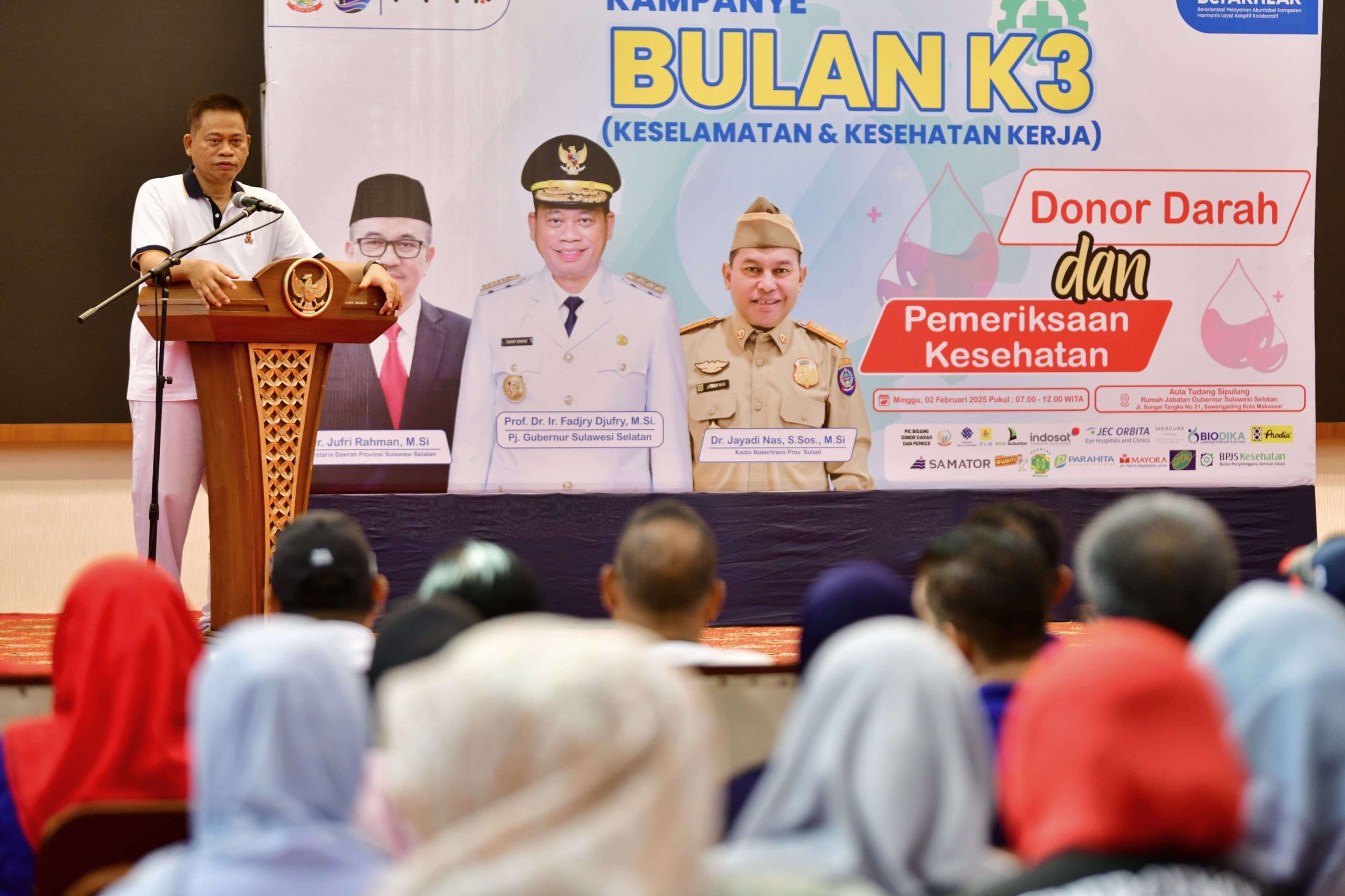 Penjabat Gubernur Sulawesi Selatan Prof Fadjry Djufry melaunching Bulan Keselamatan dan Kesehatan Kerja (K3) Nasional tingkat Provinsi Sulsel di Rumah Jabatan Gubernur Sulawesi Selatan, Minggu (2/2/2025). (Foto: Humas Sulsel).
