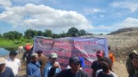 Warga Tsmangapa menutup TPA Antang, Senin 14 Agustus 2023. (Ist)