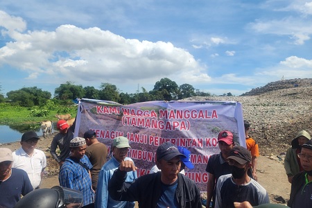Warga Tsmangapa menutup TPA Antang, Senin 14 Agustus 2023. (Ist)